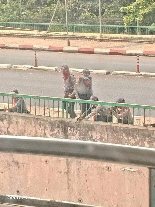 Terrorists taking place on Aung Zay Ya Bridge to block any civilians coming from other townships to reinforce the intense situation in Hlaing Thar Yar. LOCOMOTIVE XYZ

#WhatsHappeningInMyanmar
#Mar14Coup 
#MilkTeaAlliance