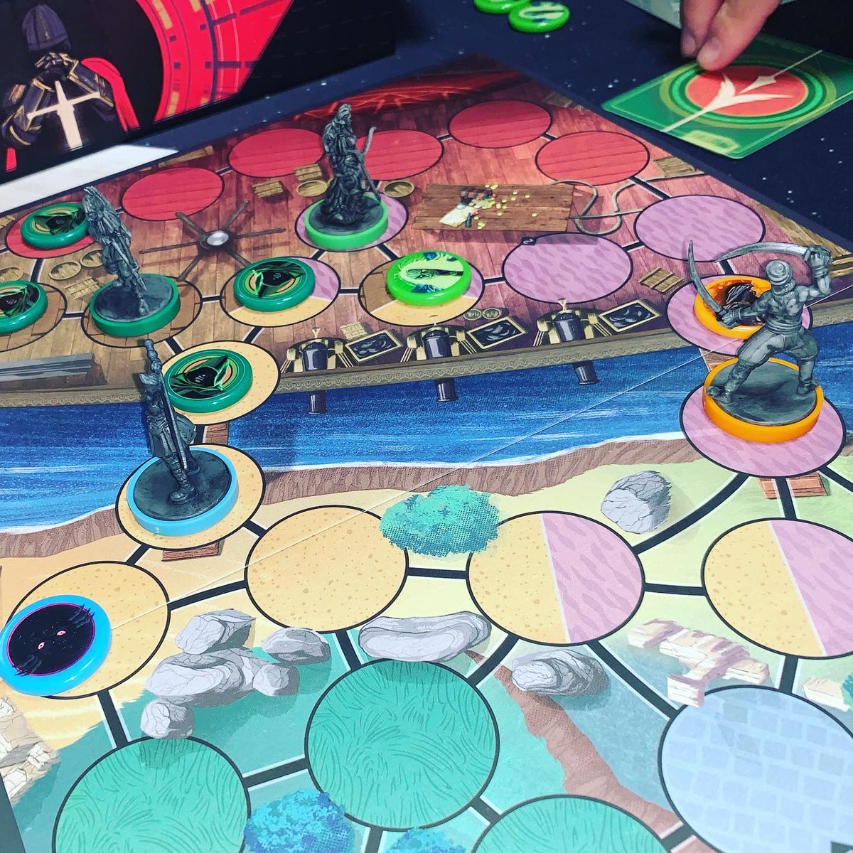 ClubMartes's tweet photo. El Intento de @Medusa_UN_ES y de Robin Hood de conquista no salió como se esperaba.

En todo caso nos encanta este UNMATCHED de @Tcgfactory 

Y no sé el motivo, pero huele a torneo... De aquí a no mucho...

En el aire lo dejamos. https://t.co/8Drnr4vjPx