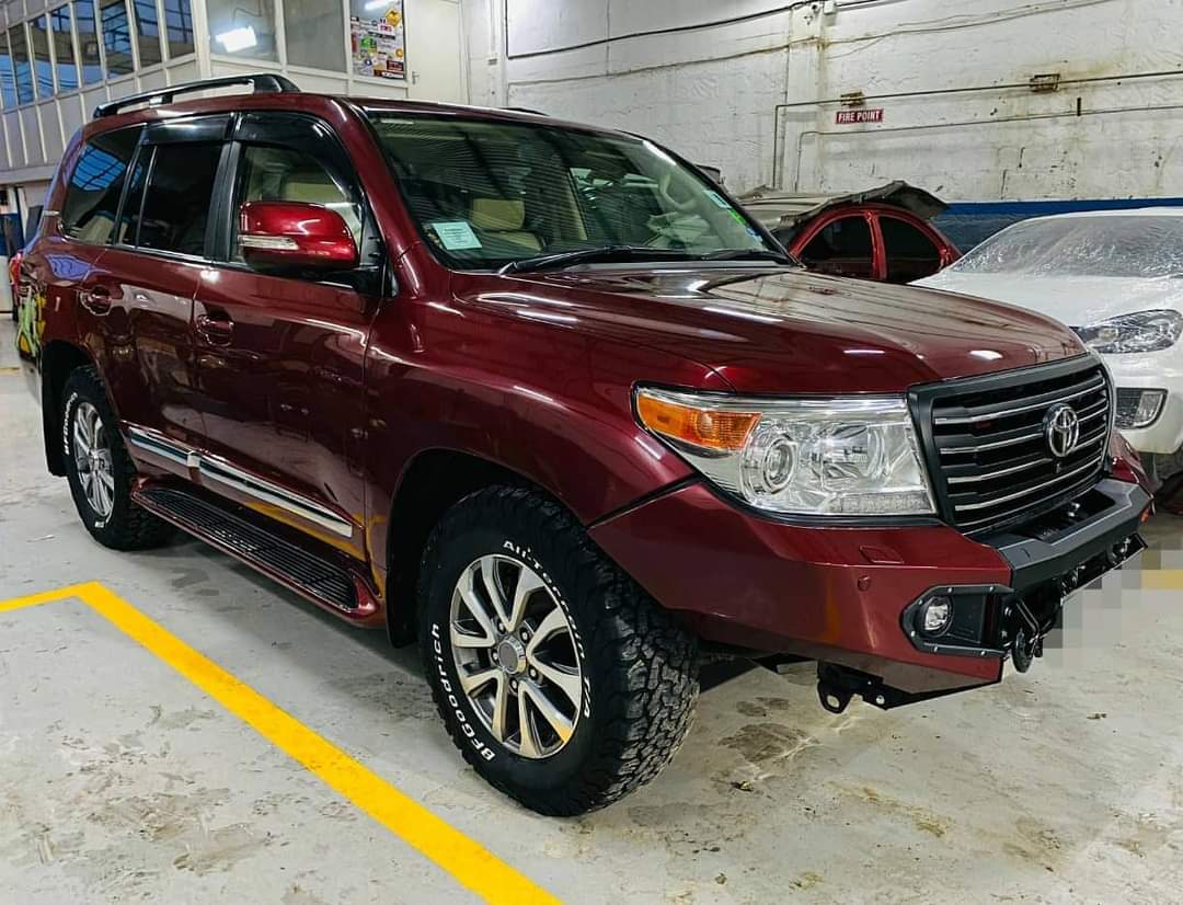 OwuorMichael's tweet photo. “Toyota Land Cruiser 200 Series VX-R came in for some TLC,  detailing and a  @rhino_4x4 bullbar, colour coding and installation. The quality of this Bullbar is on another level!  @diastar_auto are now Authorised Distributors of @rhino_4x4 bullbars.” https://t.co/RaBQ8cPS7G