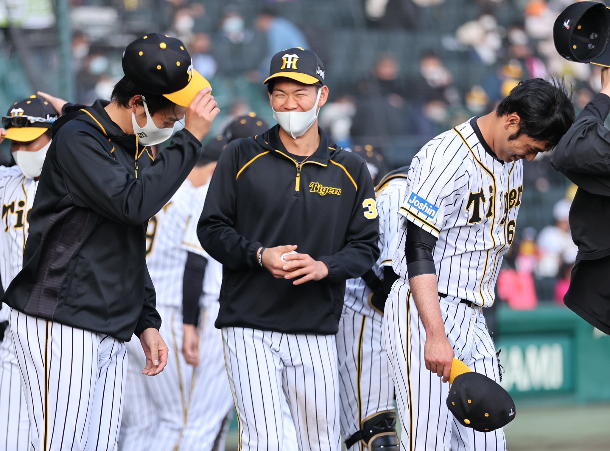 極トラ プレミアム 日刊スポーツ 本日の試合から 勝利球を手に笑顔の及川投手です 次はシーズンでの1軍初勝利に期待 中野 阪神タイガース Hanshintigers 甲子園 オープン戦 伝統の一戦 及川雅貴 T Co Yvykmjpg3j Twitter