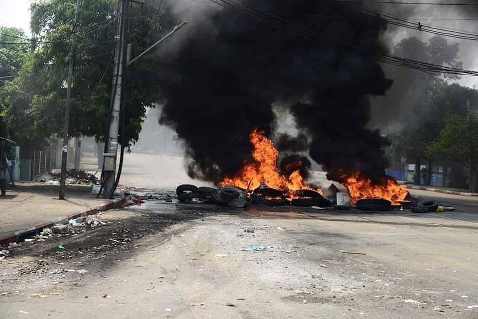 tw // fire 
In Insein, Yangon, terrorists burnt down the civilians’ barricades.
Source-Khit Thit Media 
LOCOMOTIVE XYZ
#WhatsHappeningInMyanmar
#Mar14Coup