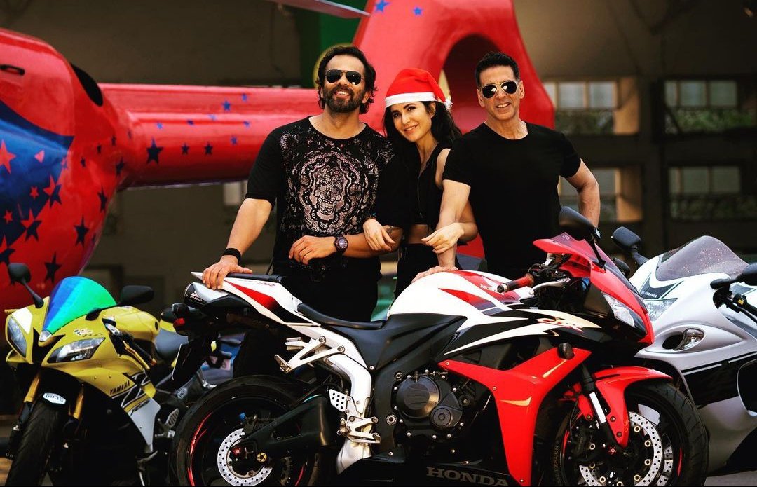 CineRanker's tweet image. #BRUpdate

#HappyBirthdayRohitShetty
Director's Bday marked the announcement of #Sooryavanshi releasing on April 30th!

#SiddharthAnand's Bday on 16th April, Announcement expected?

#fukrey3 shoot begins! 3rd Installment in the Comedy-Thriller Franchise!

#Sooryavanshi30thApril
