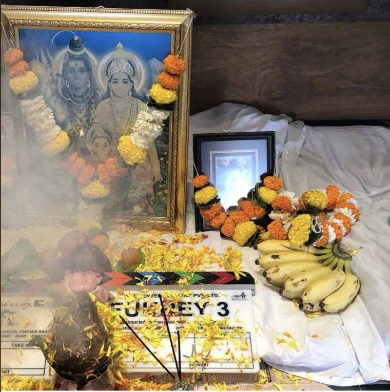 CineRanker's tweet image. #BRUpdate

#HappyBirthdayRohitShetty
Director's Bday marked the announcement of #Sooryavanshi releasing on April 30th!

#SiddharthAnand's Bday on 16th April, Announcement expected?

#fukrey3 shoot begins! 3rd Installment in the Comedy-Thriller Franchise!

#Sooryavanshi30thApril