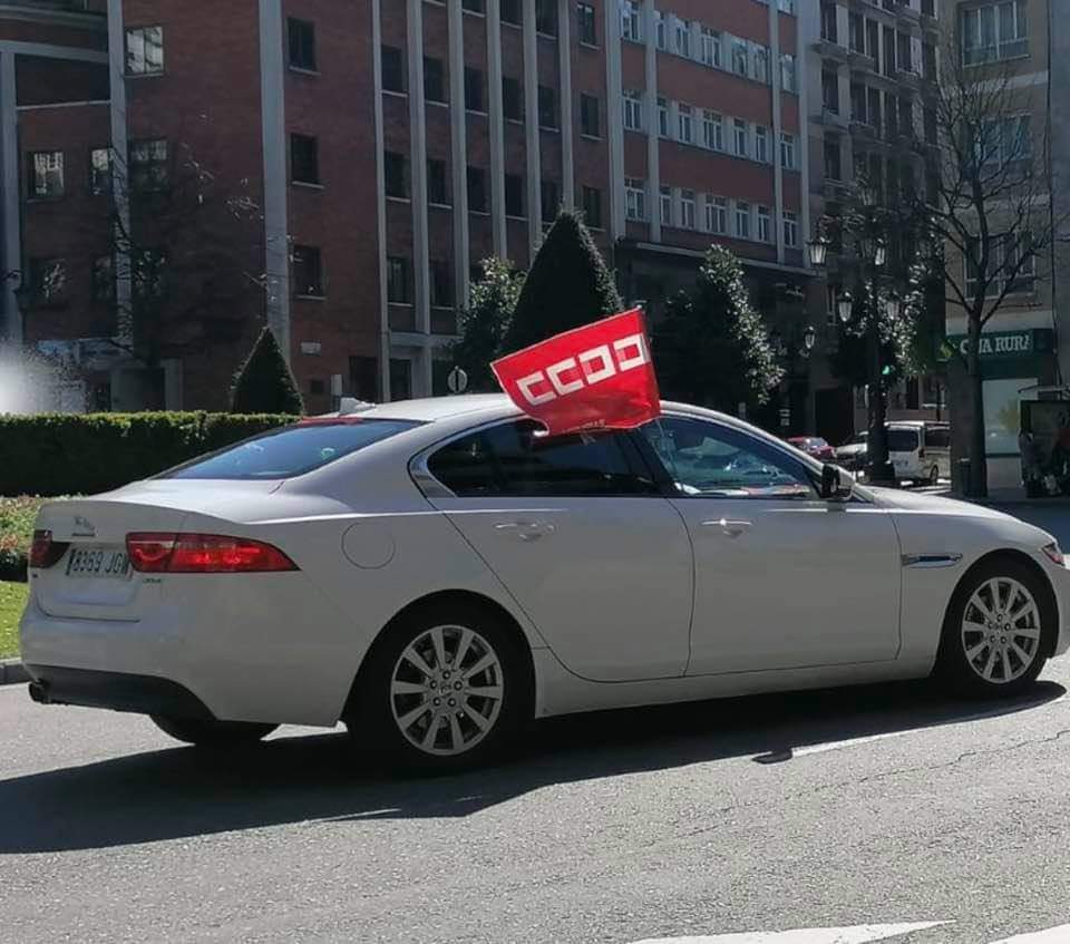 Sindicalistas  disfrutando de su  vehículo proletario