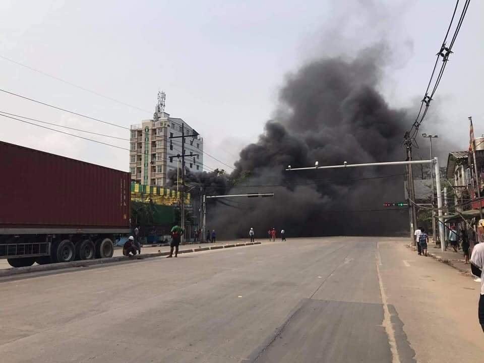 Myitzu19's tweet photo. Yangon: Junta Terrorists burn tires on road and make violences. Civilians are now trying to stop firing. #WhatsHappeninglnMyanmar #Mar14Coup https://t.co/LG9ULSReVq