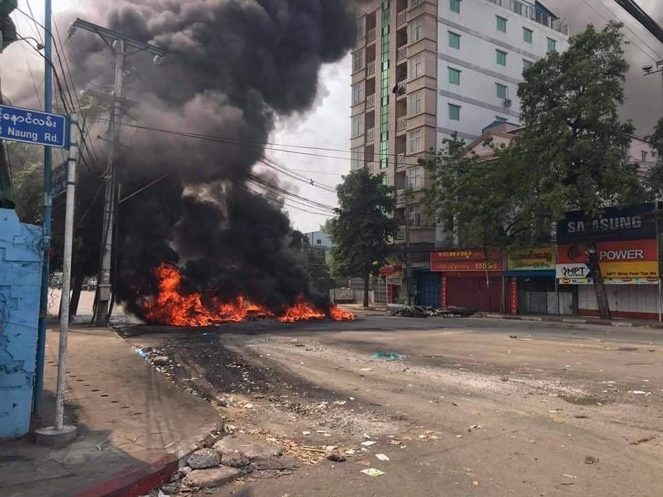 Myitzu19's tweet photo. Yangon: Junta Terrorists burn tires on road and make violences. Civilians are now trying to stop firing. #WhatsHappeninglnMyanmar #Mar14Coup https://t.co/LG9ULSReVq