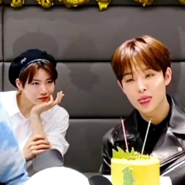 fellforkyu's tweet photo. the way he's staring at jihoon hELP HE'S WHIPPED https://t.co/n4SI4N6Up0