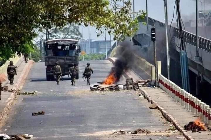 Sandra88986843's tweet photo. The Police Setting Fire to Tires and Barricate to disturb people in #Hlaingtharyar
#MilkTeaAlliance 
#HearTheVoiceOfMyanmar 
#CrimesAgainstHumanity 
@UNinMyanmar https://t.co/sUFFgtbz7t
