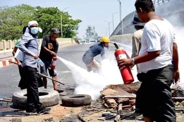 Sandra88986843's tweet photo. The Police Setting Fire to Tires and Barricate to disturb people in #Hlaingtharyar
#MilkTeaAlliance 
#HearTheVoiceOfMyanmar 
#CrimesAgainstHumanity 
@UNinMyanmar https://t.co/sUFFgtbz7t