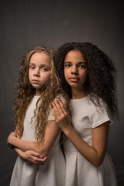 il n'existe pas plusieurs races humaines. En 2000, une équipe de généticiens en a apporté la preuve définitive limportant.fr/infos-societe/… <a href="/MaxenceKomono/">Max badert 🇫🇷</a>