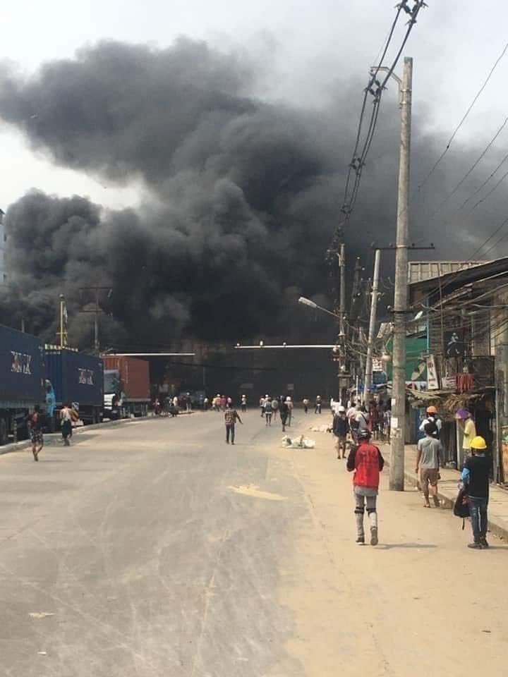 poemamhethar's tweet photo. 📍 INSEIN 
Terrorists set up Arson !! 
They are burning down all the barricades as the civilians are trying to force up the neighbor, Hlaing Thar Yar !!#WhatsHappeningInMyanmar #Mar14Coup https://t.co/ec3FXM7cEi