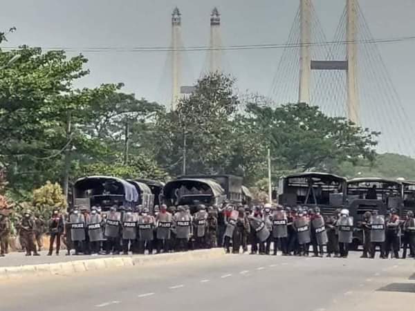 JAYKHIT19's tweet photo. Tw // sensitive content ; 
Devilish Junta attack Hlaing Thar Yar with massive force. At least 10 civilians were killed by Live ammunition. The exact number of deaths is still unknown.

#WhatsHappeningInMyanmar #Mar14Coup @hrw @CIJ_ICJ @RapporteurUn @UN @KenRoth @Juarawee https://t.co/6L4KYBHO8e