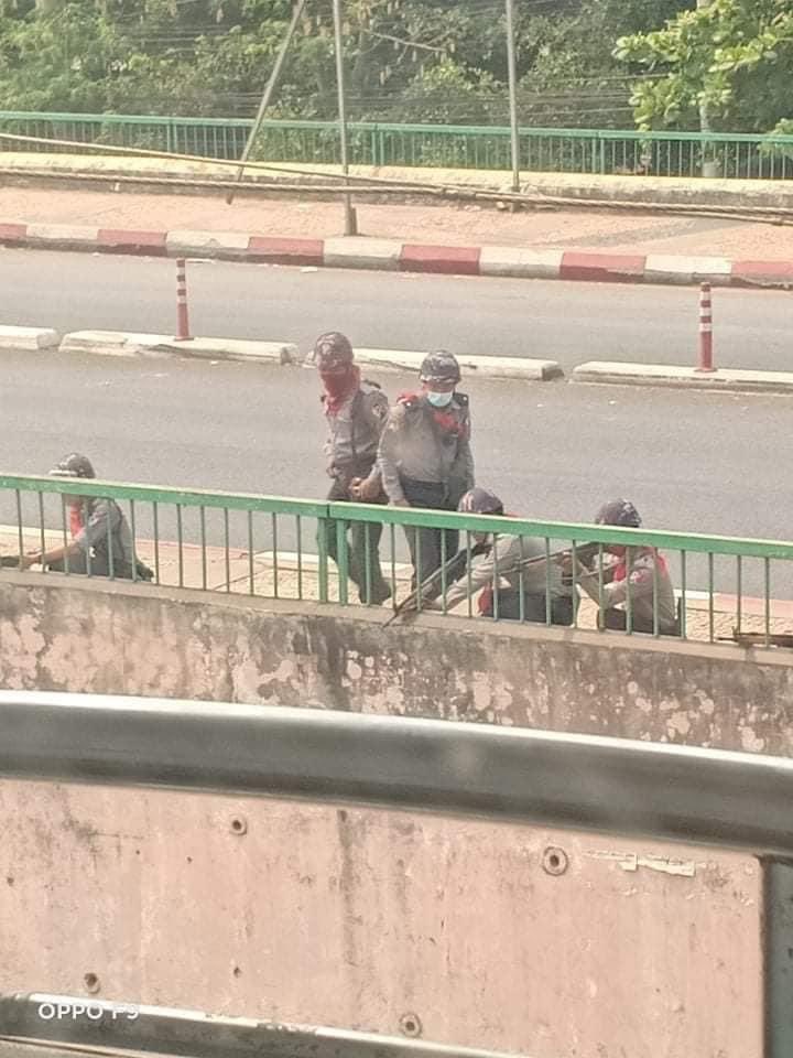 poemamhethar's tweet photo. 📍 INSEIN 
This is how terrorists are positioned up on the bridge pointing guns toward their own civilians !!! How obvious their intention to slaughter ❗️
#WhatsHappeningInMyanmar #Mar14Coup https://t.co/JWOmUldOfz