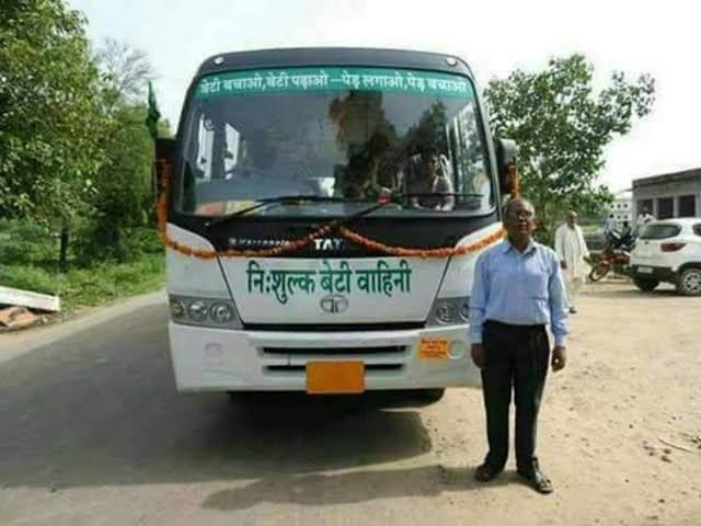 ये है डॉक्टर वी पी यादव कोटपूतली राजस्थान के रहने वाले है। इलाके की लड़कियां पैदल कॉलेज जाती थी तो छेड़छाड़ का सामना करना पड़ता था अपने PF से 19 लाख निकालकर बस खरीदी अब फ्री कॉलेज छोड़ते हैं 
बस का नाम भी निःशुल्क बेटी वाहिनी रखा है।
सर को दिल से सैल्यूट है 🙏 💐