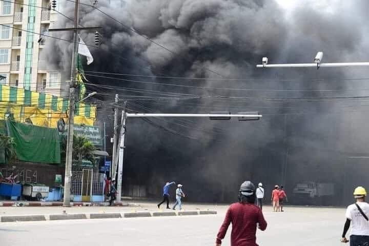 WinKoKoHtut2's tweet photo. 🛑 HAPPENING NOW: Today MYANMAR!!!HlaingTharYa,Yangon 
▪️How terrorists have been shooting to the unarmed Protestors. The military terrorists also set fire on barricades and created the fire hazard in several places in Hlaing TharYar !!
#WhatsHappeningInMyanmar
#Mar14Coup https://t.co/MMjyydJO7T