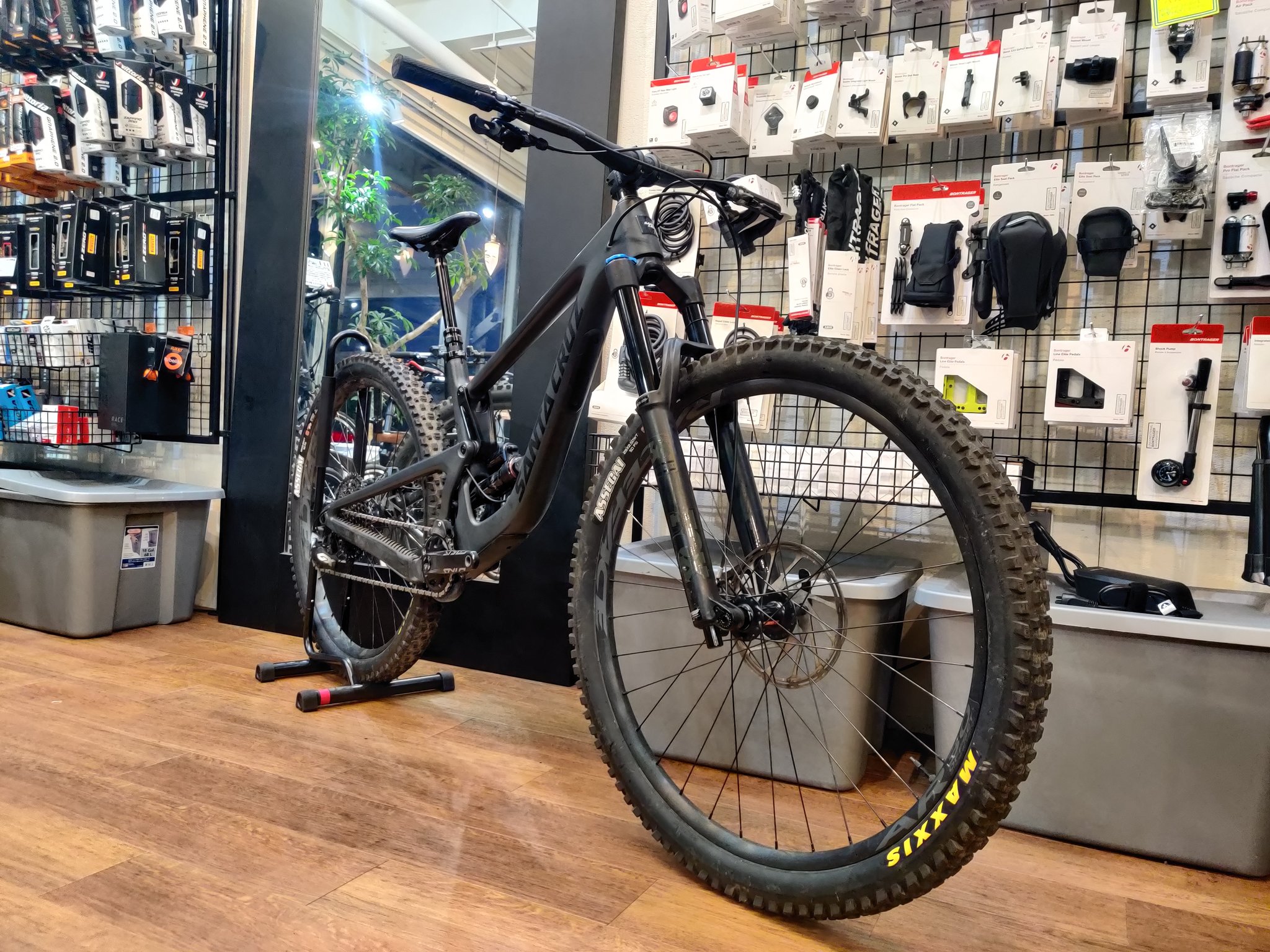 Squadra Hirano スクアドラ メガタワーの試乗車がやってきた 29インチホイールと160mmのトラベル量を誇るダウンヒル寄りトレイルバイク 最高に安定した走りをお試しください Mtb トレイルバイク Santacruz サンタクルーズ Megatower メガタワー