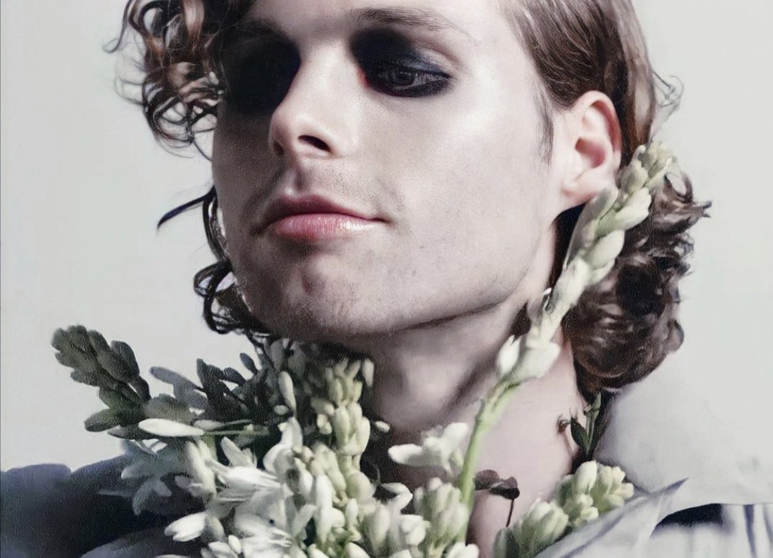 2prettyforajob's tweet photo. luke with makeup = perfection https://t.co/aqI3TmTPoQ