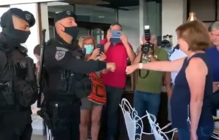 Budijoly's tweet photo. Me pregunto si la policía provincial de Arcioni ataco a @alferdez bajo las órdenes de Arcioni o se trata del poder residual de la exministra Patricia Bullrich que -como en Villa Gesell y Formosa- justo viaja a presentar su libro en la zona?
#OposicionViolenta 
#ArcioniHaceteCargo https://t.co/lmpKLcVUti
