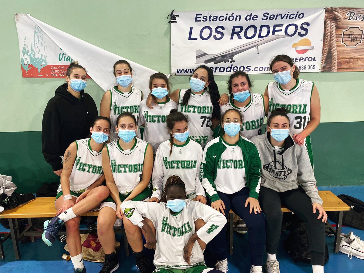 📢VICTORIA!! Vuelve la liga y los buenos resultados de estas chicas. Las senior de segunda autonómica ganaron ayer sábado al Tegueste en su cancha después de más de 3 meses sin competir. Solo queda felicitar el gran trabajo de todas y seguir asi!!! 🏀💚🍀
#vamosvictoria
💚💚💚