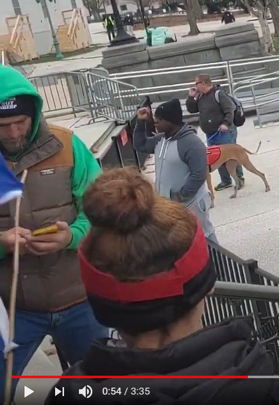 DianthaSol's tweet photo. Presenting #FenceCutterBulwark's friend, unofficial #FCBBro. Good view of face in bright green hoodie at :56, also seen at :23. #FCB at 1:57. I can't figure them out! Seem there only to do a chore, hipster-looking. Don't seem pb. H/t @NielsenVibeke 1/
https://t.co/Nslte91tJC https://t.co/Lr1uLmKRki