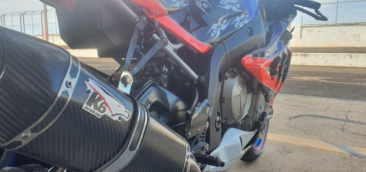 Moto ONE-X #bmw1000ss, com o Escapamento FULL CARBONO da <a href="/jeskapoficial/">Jeskap</a> do nosso amigo e parceiro <a href="/mariojeskap/">Mário Jeskap</a> .

#onexsuit #onexyoursize #onexcustom #wsbk #motogp #finenduranceword #wec #excelência #segurança #motovelocidade #ridesbrasil #felipporacing #fullmann.sbk #r2designer