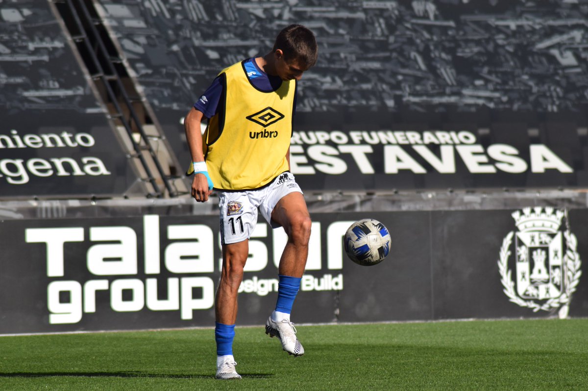 racingctmmfc's tweet photo. #CartagenaBMarMenor // 📷 // ¡Saltamos a calentar 🏋🏻‍♂️ sobre el perfecto verde natural 🌱 de El Cartagonova! 

¡Algo menos de 20 minutos para que arranque el partido en Cartagena! ⚔️ ¡Vamos guerreros! #FuerzaYHonor 💙⚪️ https://t.co/NLpGt9WkCs