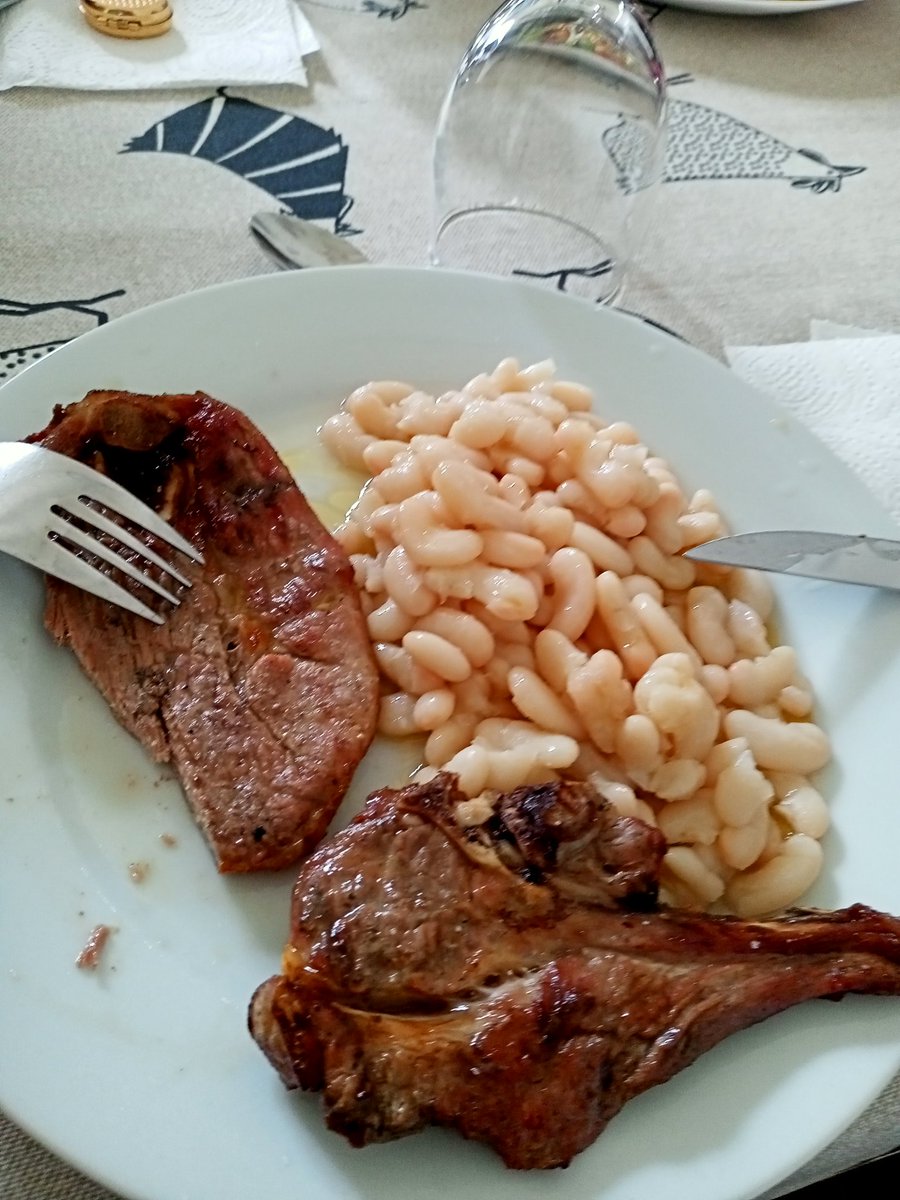 Com diu el pastorot <a href="/xaiecologic/">Toti</a>, els #llops ens hem tornat diplomàtics i ara comprem el #xai.
Jo ja li he dit que guardi els mastins que pujarem a buscar-n'hi més...🐺😜😋🐑🔥 
Mel, és poc. Un tall boníssim! 🤤
Bona feina pastorot! 😍👏👏👏👍 Mengem-nos el país! ✊ #SomPastors