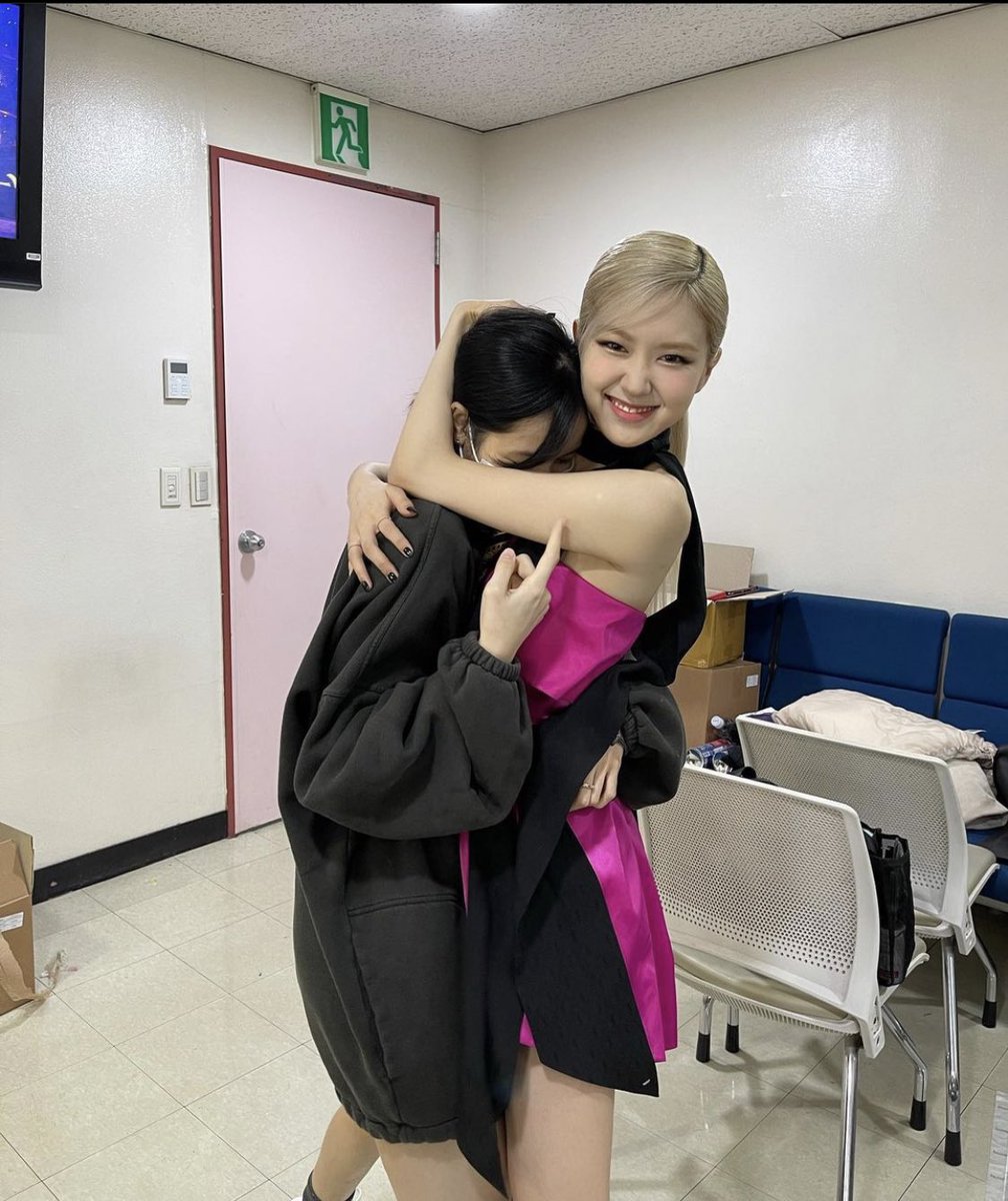 Rosezycrab's tweet photo. พี่ hyeri ลิซ่ามาคุมแล้ววววว เรือมาแล้วจาร้องงงห้ายยย #ChaeLisa #R1SE #ROSEONTHEGROUND #Rosé https://t.co/RLANC0nyjH