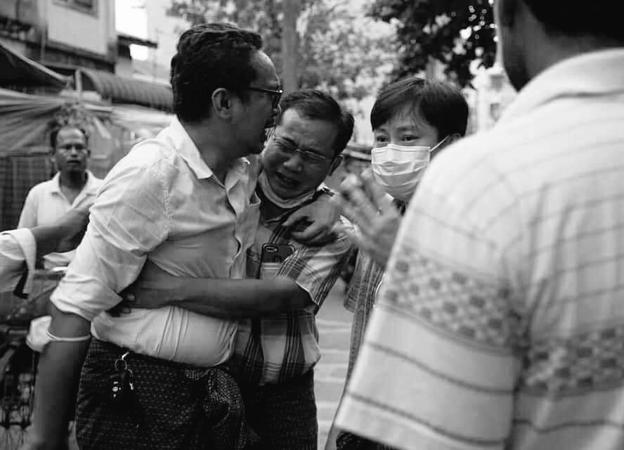 busylovingksj's tweet photo. Today in Thingangyun , doctors even couldn't hold tears and crying as the patients whom he was trying to save were gone. 
It's so heartbreaking to see and all i can feel is pain, just pain 💔 

LOCOMOTIVE XYZ
#WhatsHappeningInMyanmar
#Mar14Coup https://t.co/8EAQey10dW