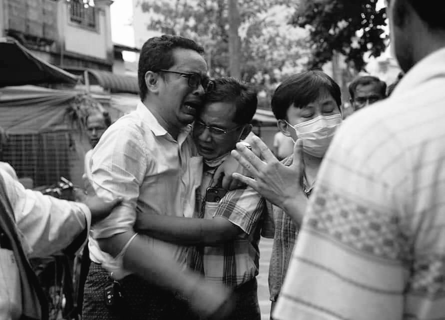 busylovingksj's tweet photo. Today in Thingangyun , doctors even couldn't hold tears and crying as the patients whom he was trying to save were gone. 
It's so heartbreaking to see and all i can feel is pain, just pain 💔 

LOCOMOTIVE XYZ
#WhatsHappeningInMyanmar
#Mar14Coup https://t.co/8EAQey10dW