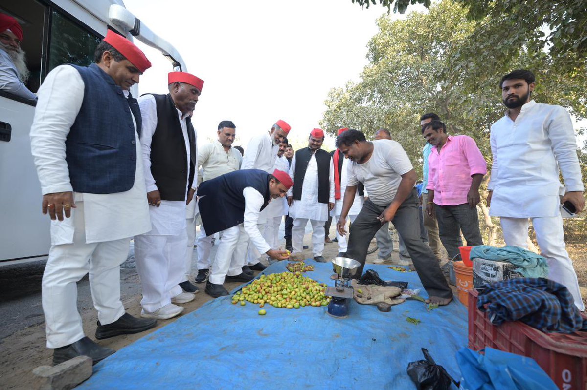 yadavakhilesh's tweet photo. चलो पटरीवालों का भी साथ निभाएँ
चलो उन तक हम ख़ुद चलकर जाएँ! https://t.co/96m1cz0xxF