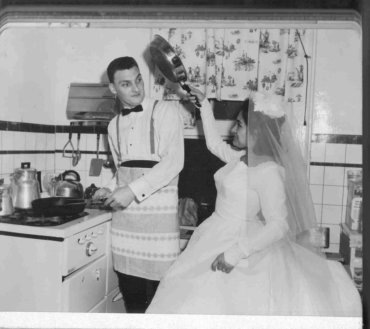 On what would have been my parents 57th anniversary, it should be noted,
the boy from the Bronx and the girl from Perú did not have the happy storybook marriage... part 1