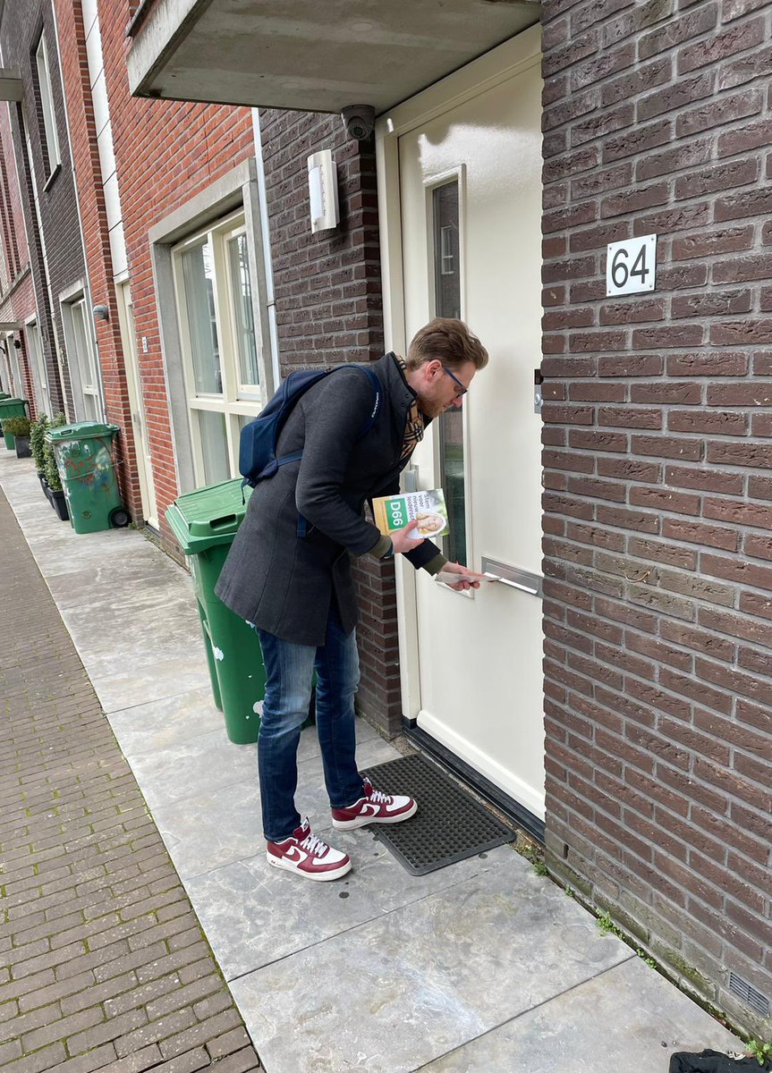 D66Almere's tweet photo. Maandag, dinsdag en woensdag mogen we naar de stembus!! Overal in Almere gaan vrijwilligers vandaag weer langs de deuren om onze flyers te verspreiden. Weet jij al wat je gaat stemmen?

 #stemD66 #HupKaag #teamD66 #TK2021 https://t.co/qQziTBfZMH