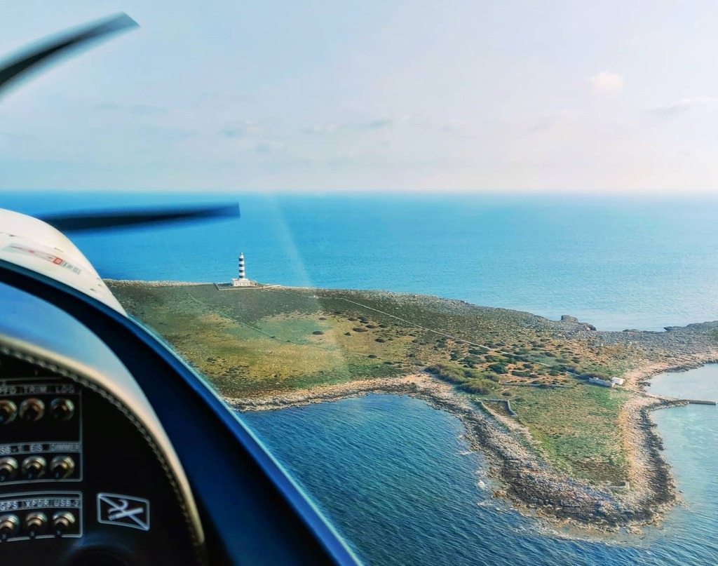 Los faros también son útiles para los que no vamos por el mar. 
#instaaviation #instagramaviation #aviationlovers #planespotting #planeporn #avporn #airplane #pictureoftheday #aviationphoto #aircraft #aviationdaily #instaplane #Aerotrastornado #aviationp… instagr.am/p/CMZ6Z-bD1pA/