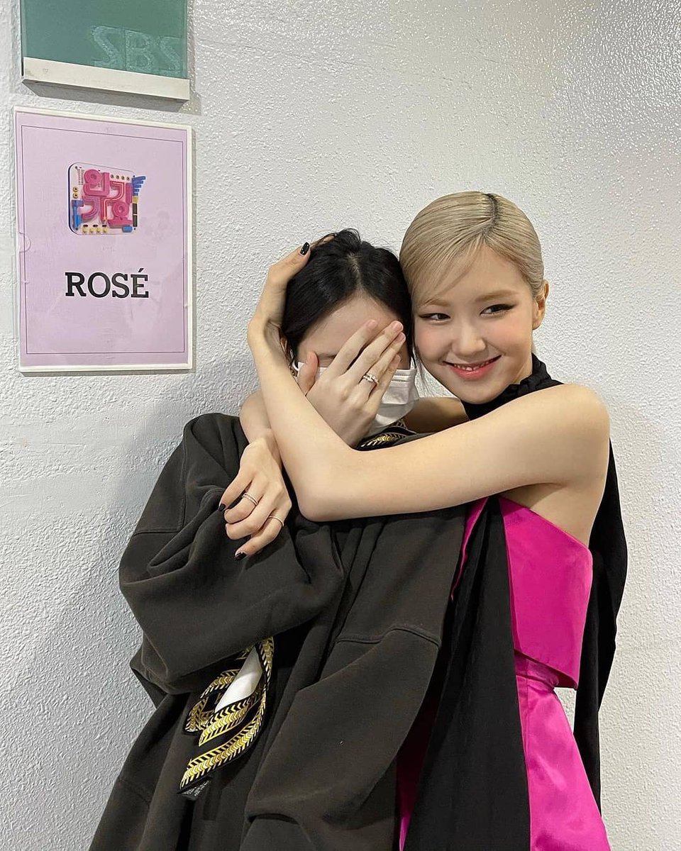 Lisa199727's tweet photo. Lisa went to Inkigayo to support rosie 🤧
.
.
.
#LISA #LALISA #리사 #블랙핑크 #BLACKPINK #LALISAMANOBAN #LALISAMANOBAL #blackpinklisa #lisablackpink #ros�� https://t.co/RKs6blJwfF