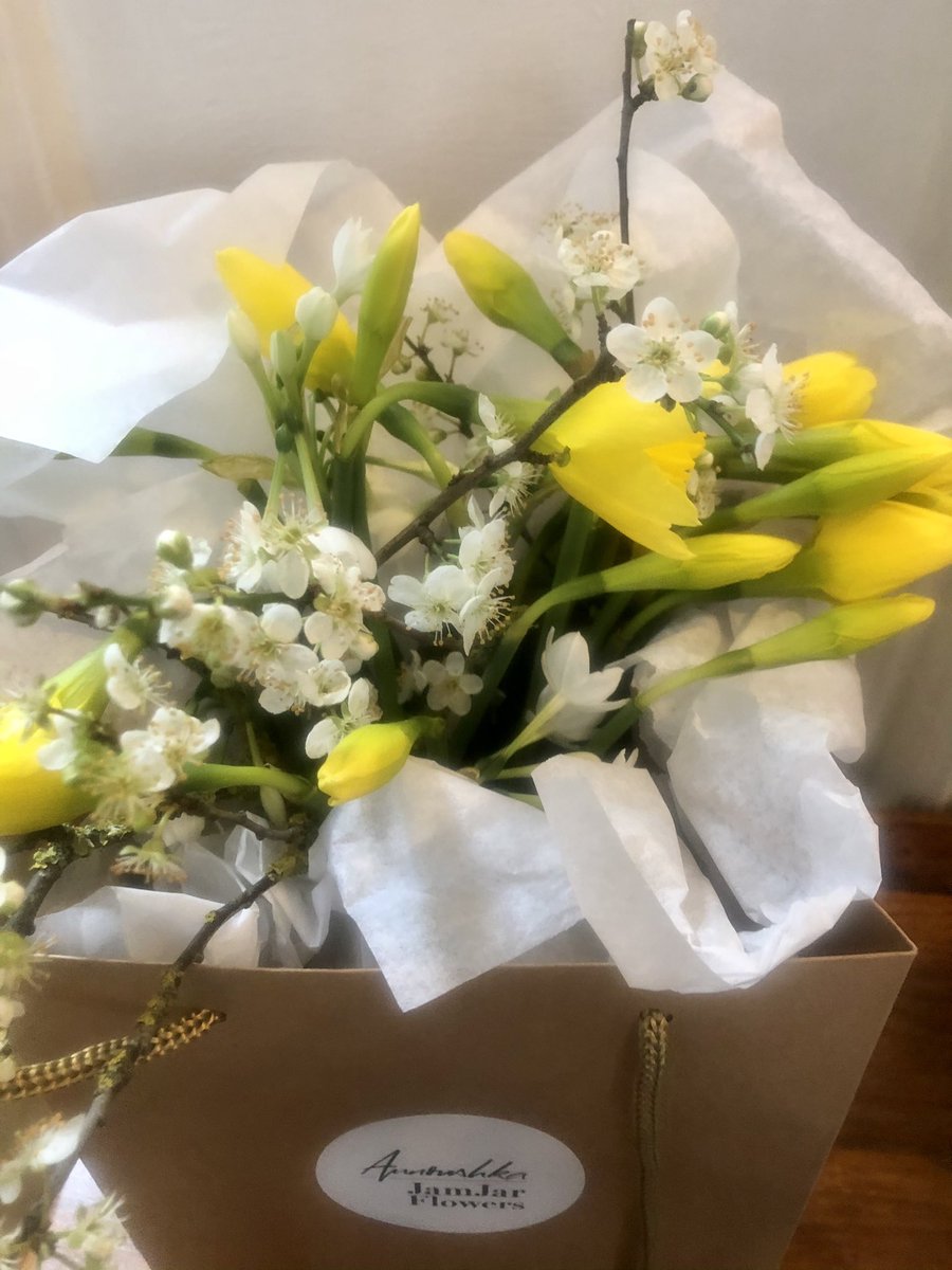 .sharing  #fragrant &amp; beautiful #spring #bouquet <a href="/JamJar_Flowers/">JamJar Flowers</a> <a href="/AnnoushkaDucas/">Annoushka Ducas</a> with all #celebrating &amp; #remembering those who #Mother #Care in all its forms today &amp; everyday - especially for those providing care #NHS and #frontline &amp; #supermarket #Moms working #MothersDay2021