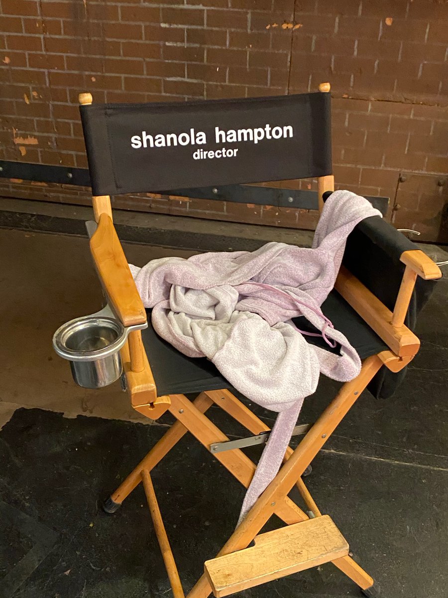 mpmcg80's tweet photo. Catch Queen V’s directorial debut, tonight @9pm only on @Showtime!  ALL HAIL @shanolahampton!! 😘@SHO_Shameless #LastCall 🍺 https://t.co/K1j2Pz73iD