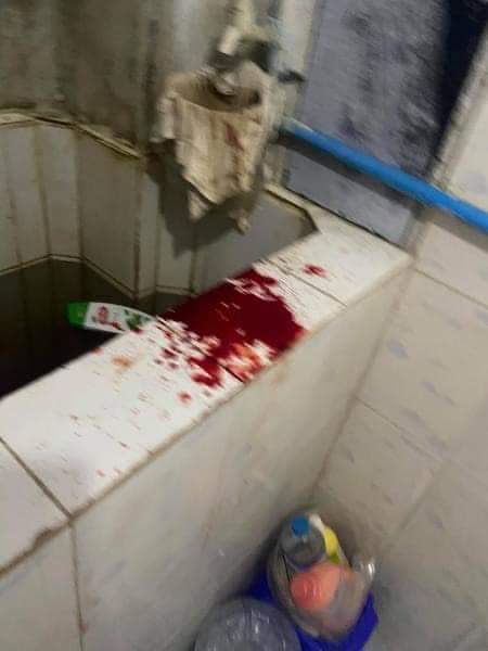 di_anasan's tweet photo. Tw // Blood ; Protesters hiding inside an apartment were caught by Junta and beaten until they bled. 

The house they were hiding was left with full of blood drops 

#WhatsHappeningInMyanmar #Mar14Coup @Juarawee  https://t.co/7udmq8lbSa