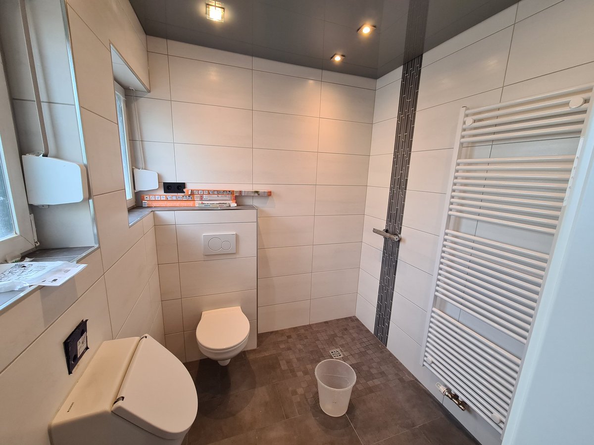 Yurimalwieder's tweet photo. Ihr erinnert euch an mein Badezimmer? Das ist es jetzt!! Seit gestern ist die Decke drauf!!! Jetzt fehlt noch das Waschbecken, die Fensterfolien und die Duschabtrennung und dann ist es so gut wie fertig! https://t.co/kysDRzMJVj