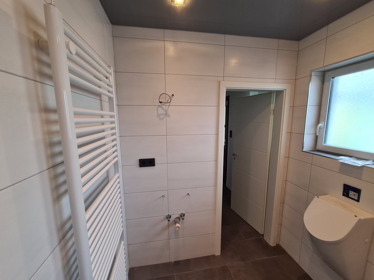 Yurimalwieder's tweet photo. Ihr erinnert euch an mein Badezimmer? Das ist es jetzt!! Seit gestern ist die Decke drauf!!! Jetzt fehlt noch das Waschbecken, die Fensterfolien und die Duschabtrennung und dann ist es so gut wie fertig! https://t.co/kysDRzMJVj