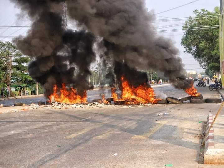 The current situation in Hlaing Thar Yar 🚨 
Many were injured
Medical teams are not enough at all
The military has been firing continuously
The situation in Hlaing Thar Yar is completely bad‼️
LOCOMOTIVE XYZ

#WhatsHappeningInMyanmar
#Mar14Coup