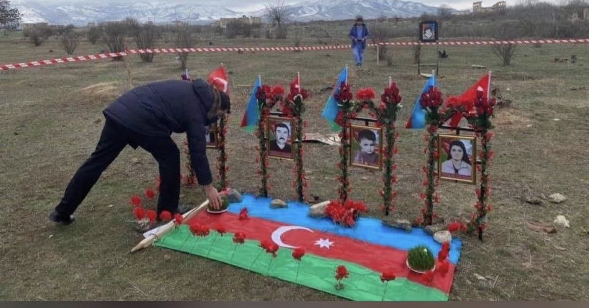 Hikmat Hajiyev and the victims of Khojaly Genocide...🥀 #khojalygenocide #ArmeniaKillsChildren #KarabakhisAzerbaijan