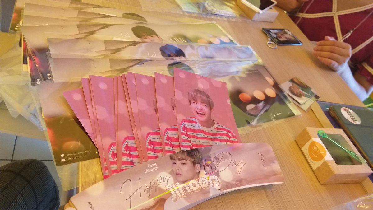 belonging143JH's tweet image. ขอบคุณร้าน @StickerPics สำหรับการผลิตสโลแกน ที่ครอบแก้วและโปสการ์ดให้ทางโปรเจคนะคะ งานเร็วและออกมาสวยมากๆเลยค่ะ
ขอบคุณ @Preallaround  สำหรับการดีลงานพวกกุญแจสุดแสนน่ารักจากต่างประเทศ ขอบคุณทุกคนมากค่ะ😄