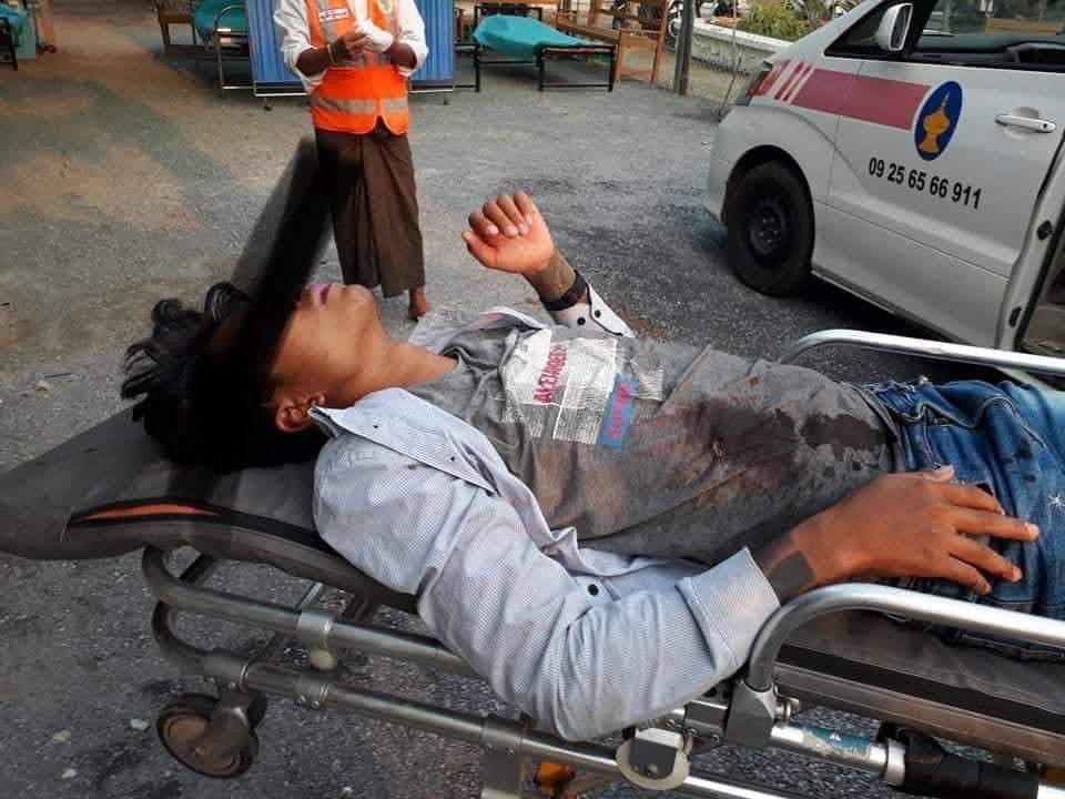 ZuMerryByun's tweet photo. Tw// headshot, dead, injuries
M A N D A L A Y 14-3-2021 (6:00 PM)
 Between 81st and 86th Streets, Mandalay.  A woman was shot dead and six others were injured in a shootout between police and the army according to initial reports.
#Mar14Coup 
#WhatsHappeningInMyanmar https://t.co/baE1AM3qQd