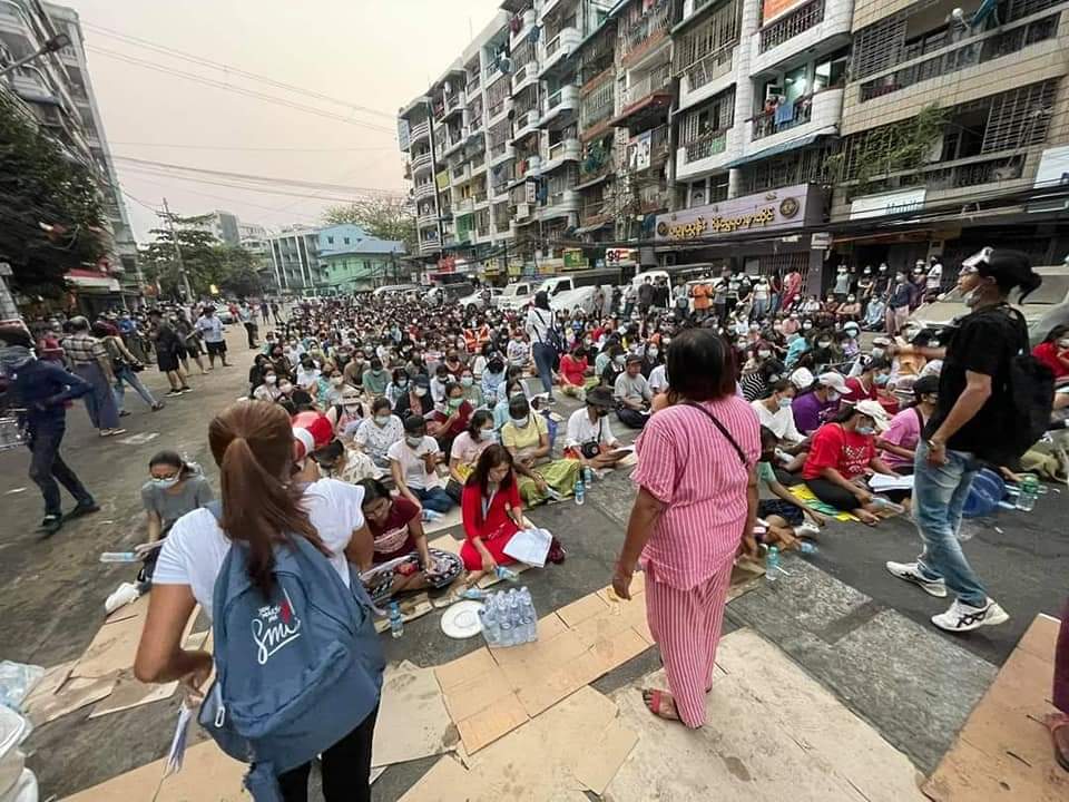 MXyy00's tweet photo. Hledan night strike

 In Hledan, anti-coup protests are underway and the crowds are slowly increasing at around 6:30 pm. 
#WhatsHappeningsInMyanmar
#Mar14Coup https://t.co/fo8YrjnXZr
