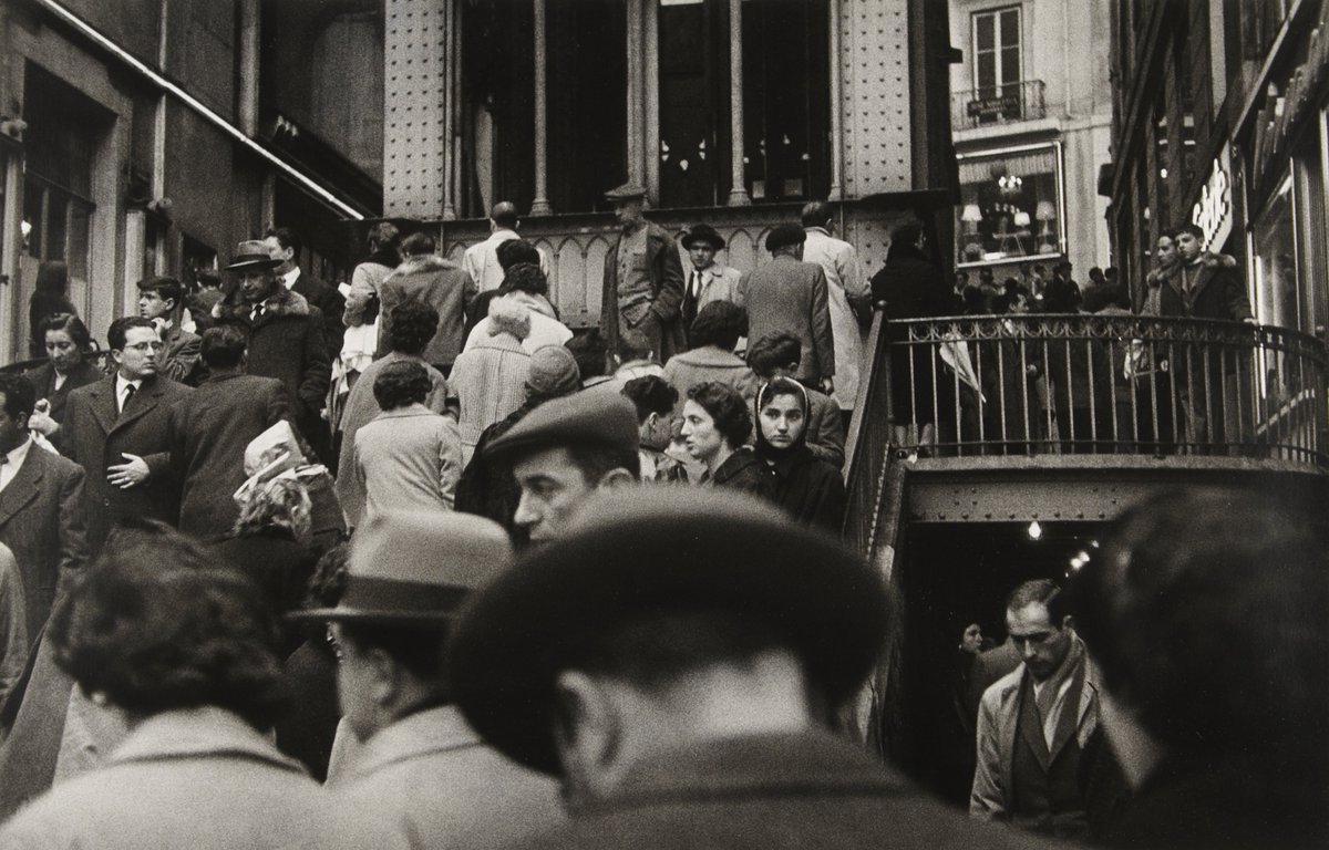 FCGulbenkian's tweet photo. «Lisboa, Cidade Triste e Alegre» é nome do álbum fotográfico da autoria de Victor Palla e Costa Martins. De um conjunto de 6000 fotografias da cidade tiradas por Palla, apenas cerca de 175 foram reproduzidas. https://t.co/UWcgK4cOI1