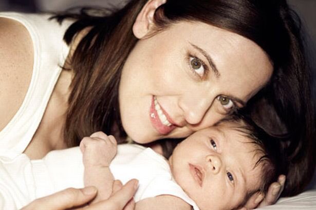 melaniec_HIusa's tweet photo. When @melaniecmusic was on the cover of Hello Magazine to introduce her little bundle of joy baby Scarlet 🥰Happy Mother’s Day Mel C to you and your Mama Joan ❤️
#melaniec #melc #sportyspice💪 #teamsporty #housesporty #redgirlrecords💿 #spicegirls🇬🇧 #girlpower✌️ https://t.co/CPl9T7AY3h