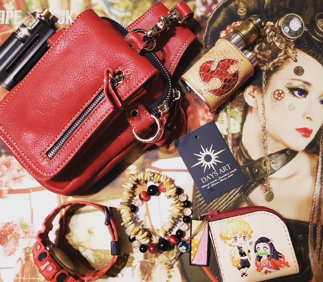 RAIMI1022's tweet image. お疲れ様です☆
新しくVAPE用のポーチ買いました🎵
右が今まで使っていたものになります

容量もあるので小物を入れてもオッケーですね✨

たまらん♥️

#DAYSART
#VAPE
#VAPE好きな人と繋がりたい
#ポーチ
#男心をくすぐる
#ガジェット小物