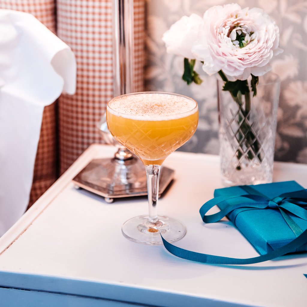 Let's hear it for the mums! 

Spoil them with a little gift, a little cocktail and a lot of love 🍸 🎁 ❤️ 

#kokokanu #cheers #mothersday #sundaysunday #mothersaremagic #joyfulmoment #beautifulcocktails #coconutrum