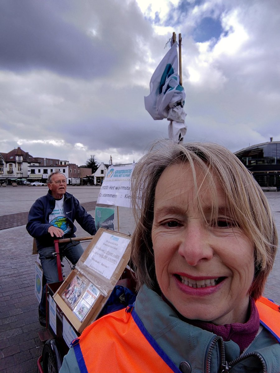 KarinRienstra's tweet image. Bij de start van #Klimaatalarm  in @GemeenteHsum. Ook de @KlimaatGrootoud zijn aanwezig @KlimaatmarsG